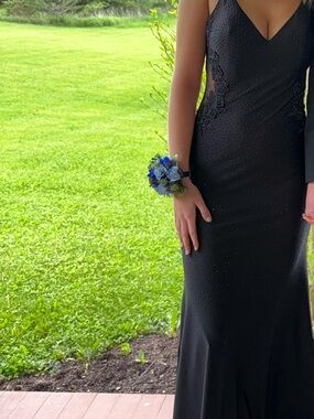 Elegant Black Beaded V-Neck Evening Dress